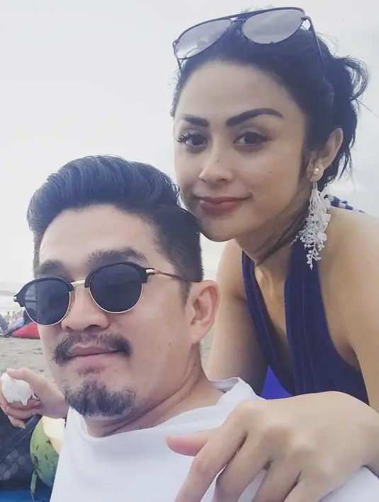 "Ceritanya dipingit ,tetep aja ketemu hahaha terlalu manjahhhh kita berduaa 😍 #weddingvickyangel -," tulis Selvi Kitty sebagai keterangan foto bersama Rangga Ilham di Instagram saat hadir di pernikahan Vicky Prasetyo dan Angel Lelga.(Instagram/selvikitty)