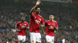 Pemain Muda Manchester United, Marcus Rashford merayakan gol bersama rekan-rekannya saat melawan Basel pada laga grup A Liga Champions di Old Trafford, Manchester, (12/9/2017). MU menang 3-0. (AP/Frank Augstein)