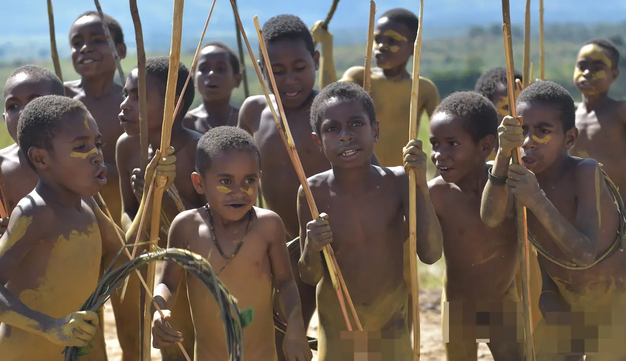 Sejumlah bocah ikut pertunjukkan Festival Lembah Baliem ke-27 Wamena, Papua, Senin (8/8). Festival Lembah Baliem berlangsung selama tiga hari dan diselenggarakan setiap bulan Agustus. (AFP PHOTO/Adek Berry)