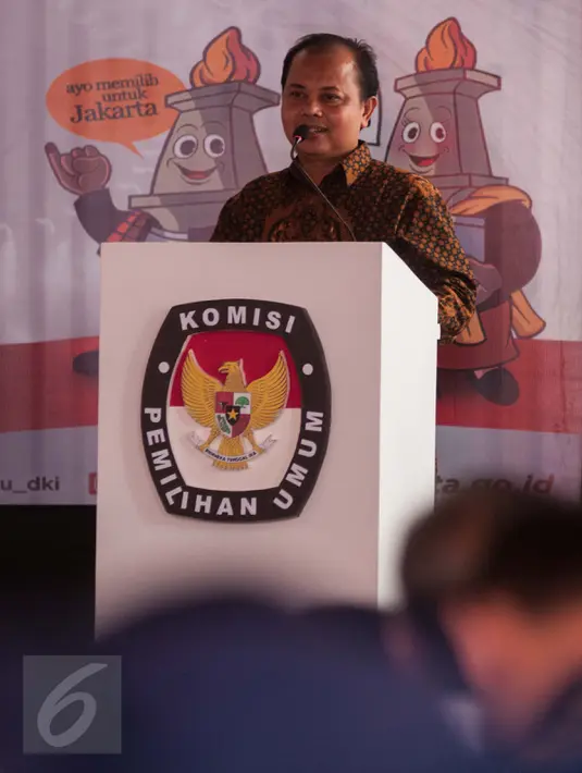 Ketua KPUD DKI Jakarta Sumarno saat membuka rapat pleno KPU di KPUD, Jakarta, Jumat (5/5). Pada Pilgub DKI Jakarta putaran kedua Ahok-Djarot 2.350.366 suara atau 42,04% dan Anies-Sandi 3.240.987 atau 57,96%.(Liputan6.com/Gempur M Surya)