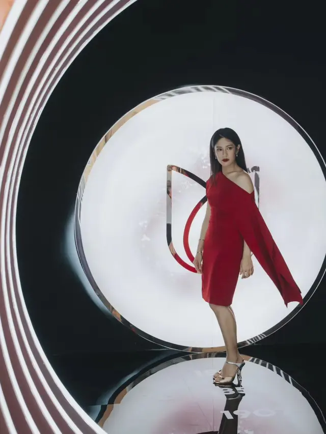 6 Pesona Artis Awet Muda Wulan Guritno dan Dian Sastro dalam Balutan Outfit Merah Merona