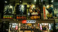 Poster di Chin Men Theater, Tainan, masih dilukis menggunakan tangan (Alexander Synaptic/synapticism.com).