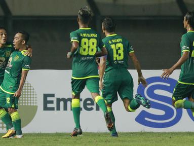 Para pemain Persebaya Surabaya merayakan gol kedua yang dicetak gelandang Rendi Irwan (kedua kiri) ke gawang Madura United dalam laga matchday ke-2 Grup C Piala Menpora 2021 di Stadion Si Jalak Harupat, Bandung, Minggu (28/3/2021). Persebaya menang 2-1 atas Madura United. (Bola.com/M Iqbal Ichsan)