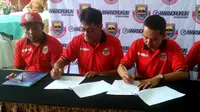 Freddy Muli (tengah) menandatangani kontrak sebagai pelatih baru Persibat Batang, Sabtu (6/4/2019). (Bola.com/Vincentius Atmaja)