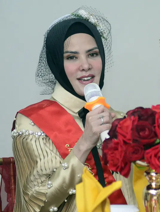 "Juga untuk beberapa iklan saya menjadi ambassador habis pernikahan, tapi karena mereka lihat ini momen kami mau menikah, akhirnya dipercepat. Alhamdulillah pernikahan ini saya rasa bawa rezeki, kita nggak ngeluarin, malah masuk," lanjut Angel lelga.