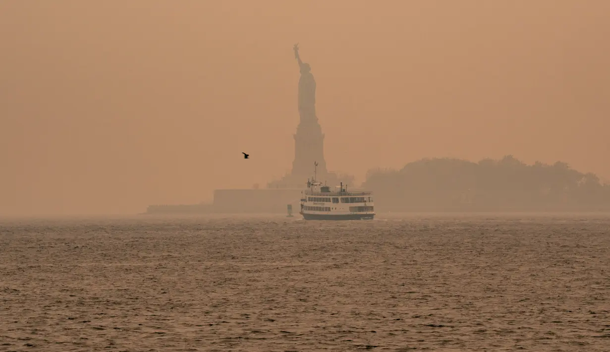 Para pemimpin kota mengatakan bahwa kualitas udara tidak pernah seburuk ini sejak tahun 1960-an, demikian laporan CBS News New York. (Photo by David Dee Delgado / GETTY IMAGES NORTH AMERICA / Getty Images via AFP)