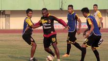 Striker Sriwijaya FC, Patrich Wanggai, menjalani sesi latihan persiapan semifinal leg kedua Piala Presiden di Stadion Mahanan, Solo, pada Rabu (6/10/2015). (Bola.com/Vincensius Sawarno)
