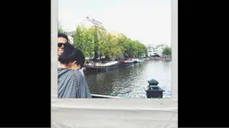 Lewat akun Instagram @fitrop yang dilansir Rabu (24/9/14), presenter lucu ini mengabadikan momen kemesraannya dengan sang suami, (13/10/14). (instagram.com/fitrop)