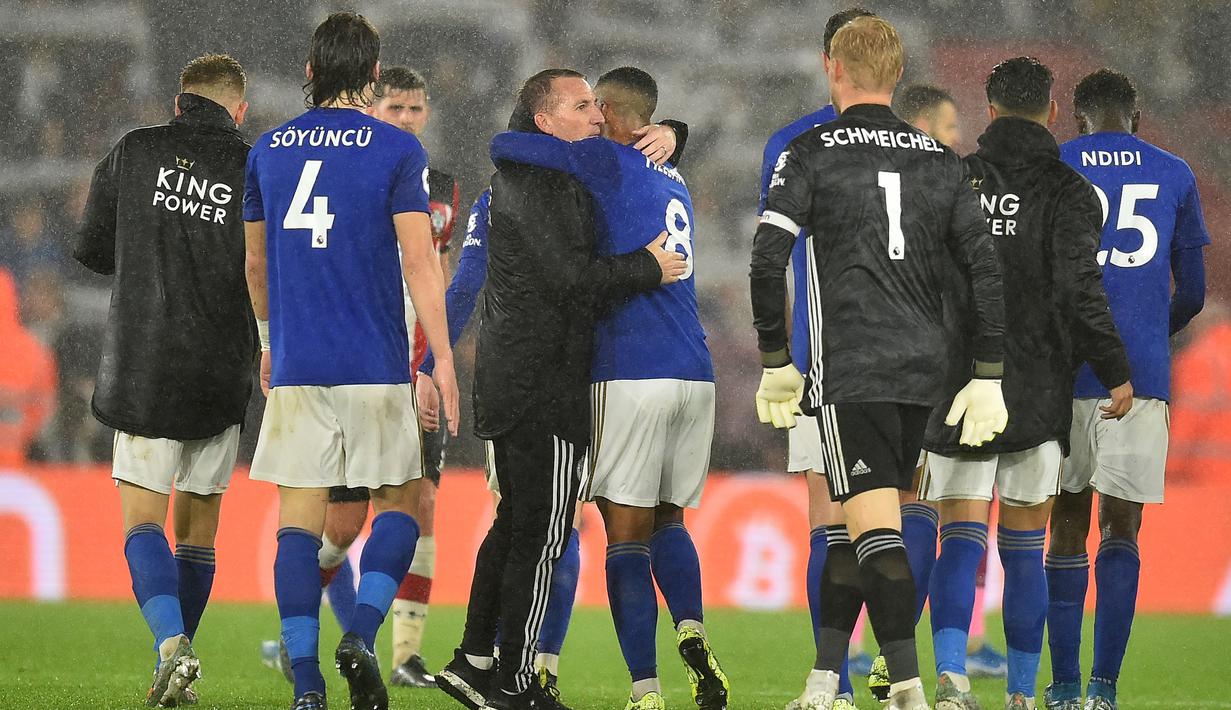 Pelatih Leicester, Brendan Rodgers, menyapa pemainnya usai mengalahkan Southampton pada laga Premier League di Stadion St Mary, Southampton, Jumat (25/10). Southampton kalah 0-9 dari Leicester. (AFP/Glyn Kirk)