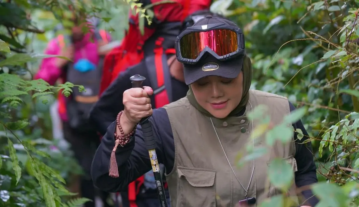 Sarita Abdul Mukti sendiri terbilang aktif di media sosial. Ibu empat anak ini juga kerap mengunggah berbagai kegiatannya termasuk saat berolahraga ataupun trekking. (Liputan6.com/IG/@queen_saritaabdulmukti)
