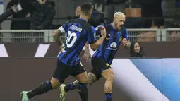Sepasang gol kemenangan Inter Milan dibukukan oleh Federico Dimarco (43') dan Hakan Calhanoglu (48'). (AP Photo/Luca Bruno)