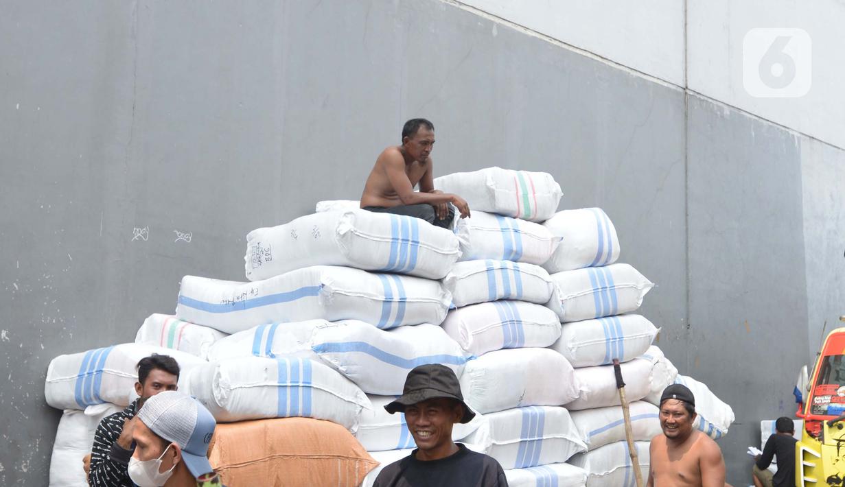 Sejumlah porter beristirahat di Kawasan Tanah Abang, Jakarta, Senin (11/10/2021). Menurunnya level PPKM jakarta menjadi level 3 membawa berkah bagi para kuli panggung dikarenakan geliat pasar tersebut kembali berjalan. (Liputan6.com/Angga Yuniar)