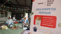 Warga mengikuti lomba memasak menggunakan bahan makanan sisa layak konsumsi (ugly food) pada Festival #MakanTanpaSisa di Komplek Vida Bekasi, Mustika Jaya, Bekasi. Festival #MakanTanpaSisa merupakan hasil kolaborasi Bank DBS Indonesia dan Waste4Change untuk meningkatkan kesadaran masyarakat mengenai limbah makanan. (Liputan6.com)