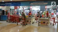 Sejumlah pembeli antre untuk membayar di kasir pusat perbelanjaan Kuningan, Jakarta, Selasa (2/3/2021). (merdeka.com/Imam Buhori)