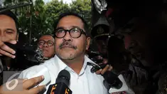 KPK kembali memeriksa Gubernur Banten Rano Karno sebagai saksi kasus dugaan tindak pidana korupsi pemberian suap terkait pembentukkan Bank Daerah Banten, Jakarta, Jumat (22/1). (Liputan6.com/Helmi Afandi)