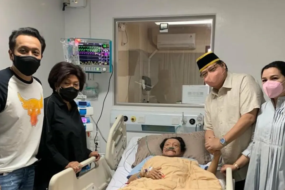 Menteri Koordinator Bidang Perekonomian Indonesia, Airlangga Hartanto, bersama sang istri Yanti Isfandiary atau lebih dikenal dengan nama Yanti Airlangga, menjenguk mantan Kepala Badan Intelijen Negara (BIN) A.M.Hendropriyono.