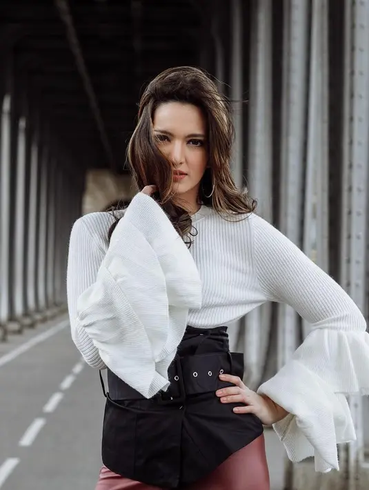 Hot mom yang satu ini memang tak pernah gagal dalam urusan fesyen meski sibuk mengurus suami dan tiga anaknya. Nia kerap berpenampilan modis, bahkan tak kalah dnegan anak muda lainnya. (Instagram/ramadhaniabakrie)