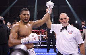 Petinju Inggris Anthony Joshua mengalahkan Otto Wallin dari Swedia dalam pertandingan tinju kelas berat di Kingdom Arena, Riyadh, Arab Saudi, Minggu, 23 Desember 2023. (AFP)