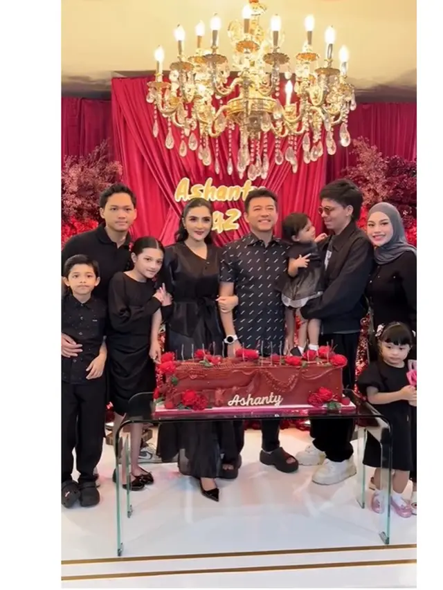 6 Potret Dekorasi Pesta Ultah Ashanty ke-42 yang Elegan, Bernuansa Cherry Merah