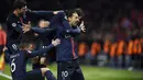 Pemain PSG, Zlatan Ibrahimovic merayakan golnya  bersama rekan-rekannya ke gawang Chlesea pada leg pertama babak 16 besar Liga Champions di Stadion  Parc des Princes, Paris. (AFP / Franck Fife)