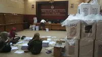 Petugas KPU Kota Cirebon tengah sibuk mempersiapkan logistik dan administrasi pemilih jelan Pemilu April 2019. Foto (Liputan6.com / Panji Prayitno)