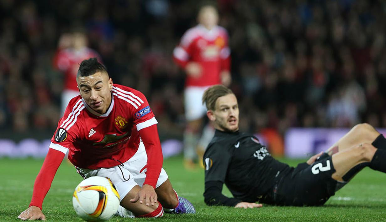 Gelandang Manchester United, Jesse Lingard, terjatuh berebut bola dengan pemain Midtjylland, Kian Hansen. Laga kedua tim berlangsung ketat dan keras. (Reuters/Russell Cheyne)