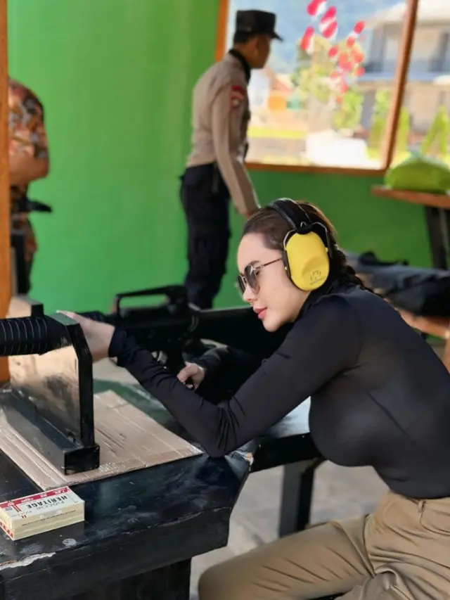 Tampil Keren, Ini 6 Potret Aura Kasih Latihan Menembak yang Curi Perhatian