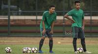 Pemain Timnas Indonesia U-22, Bagas Adi Nugroho dan Ricky Fajrin (kiri), berlatih di Lapangan SPH Karawaci, Banten, Sabtu (10/6/2017). Latihan ini merupakan persiapan jelang laga persahabatan melawan Puerto Rico. (Bola.com/Vitalis Yogi Trisna)