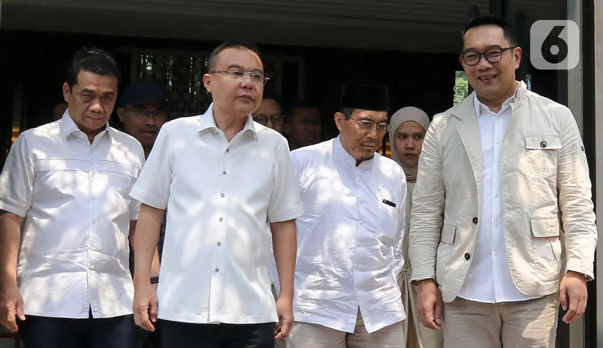 Ketua Harian DPP Partai Gerindra, Sufmi Dasco Ahmad (kedua kiri) didampingi Ketua Tim Pemenangan Riza Patria (kiri) dan bakal calon gubernur-wakil gubernur Jakarta, Ridwan Kamil-Suswono sesaat sebelum menggelar rapat di Hutan Kota Plataran, Senayan, Jakarta, Senin (16/9/2024). (Liputan6.com/Herman Zakharia)