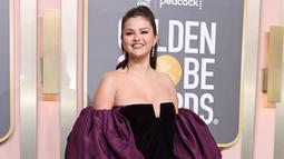 Selena Gomez menghadiri Golden Globe Awards 2023 di The Beverly Hilton, Beverly Hills, California, Amerika Serikat, 10 Januari 2023. Selena Gomez mengenakan gaun rancangan Valentino Haute Couture untuk momen spesial tersebut. (Amy Sussman/Getty Images/AFP)