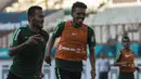 Pemain Timnas Indonesia, Alfin Tuasalamony, beradu cepat dengan Rizky Pora saat latihan di Stadion Wibawa Mukti, Jawa Barat, Senin (10/9/2018). Latihan ini persiapan jelang laga uji coba melawan Mauritius. (Bola.com/Vitalis Trisna)