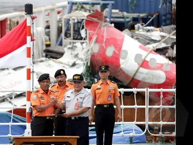 Badan SAR Nasional (Basarnas) resmi menyerahkan bangkai badan pesawat AirAsia QZ8501 ke Komite Nasional Keselamatan T‎ransportasi (KNKT) di Pelabuhan Tanjung Priok, Jakarta, Senin (2/3/2015).(Liputan6.com/Faizal Fanani)