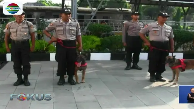 Polda Daerah Istimewa Yogyakarta mengerahkan unit anjing pelacak untuk memeriksa barang-barang bawaan penumpang di Stasiun Kereta Api Tugu.