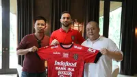Ilija Spasojevi (tengah), resmi bergabung dengan Bali United.