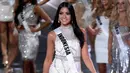 Puteri Indonesia 2015 Anindya Kusuma Putri dalam balutan dress bernuansa putih dan silver pada ajang Miss Universe 2015 di The AXIS Las Vegas, AS, Minggu (20/12). Kontestan asal Indonesia itu berhasil masuk ke-15 besar. (Ethan Miller/Getty Images/AFP)