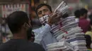 Seorang pedagang yang mengenakan masker menjual serbet di pasar yang ramai di New Delhi, India (5/11/2020). Total 50.210 kasus baru COVID-19 terdeteksi di India dalam 24 jam terakhir, menurut data terbaru yang dirilis oleh Kementerian Kesehatan dan Kesejahteraan Keluarga India. (Xinhua/Javed Dar)