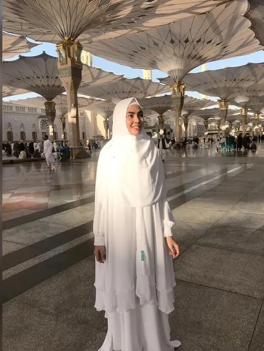 Terkait pemeriksaan saat memakai niqab atau cadar itu membuatnya merasa tidak nyaman. Bahkan, ia merasa diintimidasi. Bahkan, ia mempertanyakan kesalahannya saat menggunakan niqab. (Instagram/kartikaputriworld)
