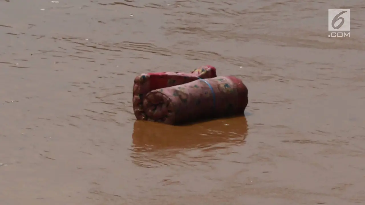 Penampakan Sungai Ciliwung yang Meluap di Pejaten Timur