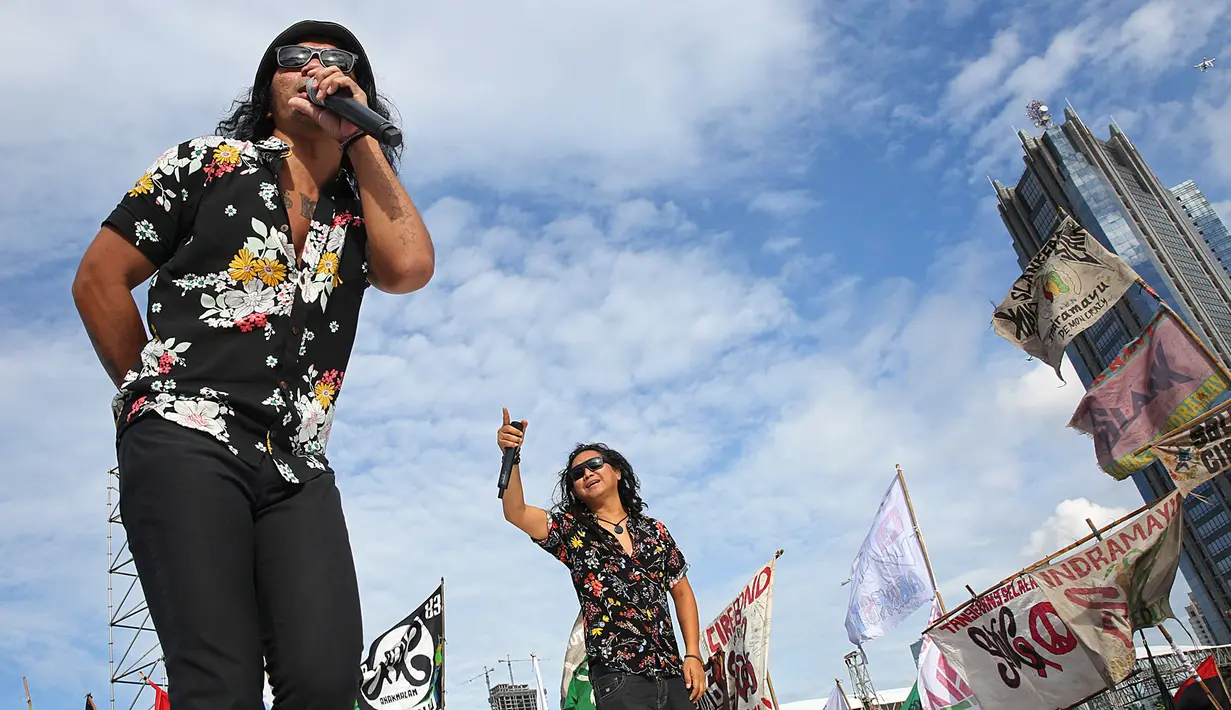 Di tengah keramaian Konser Gue 2, tetap dengan semangat yang menggebu Slank kembali tampil bersama Steven Jam dengan membawakan lagunya yang berjudul Begitu Saja. (Bambang E. Ros/Bintang.com)