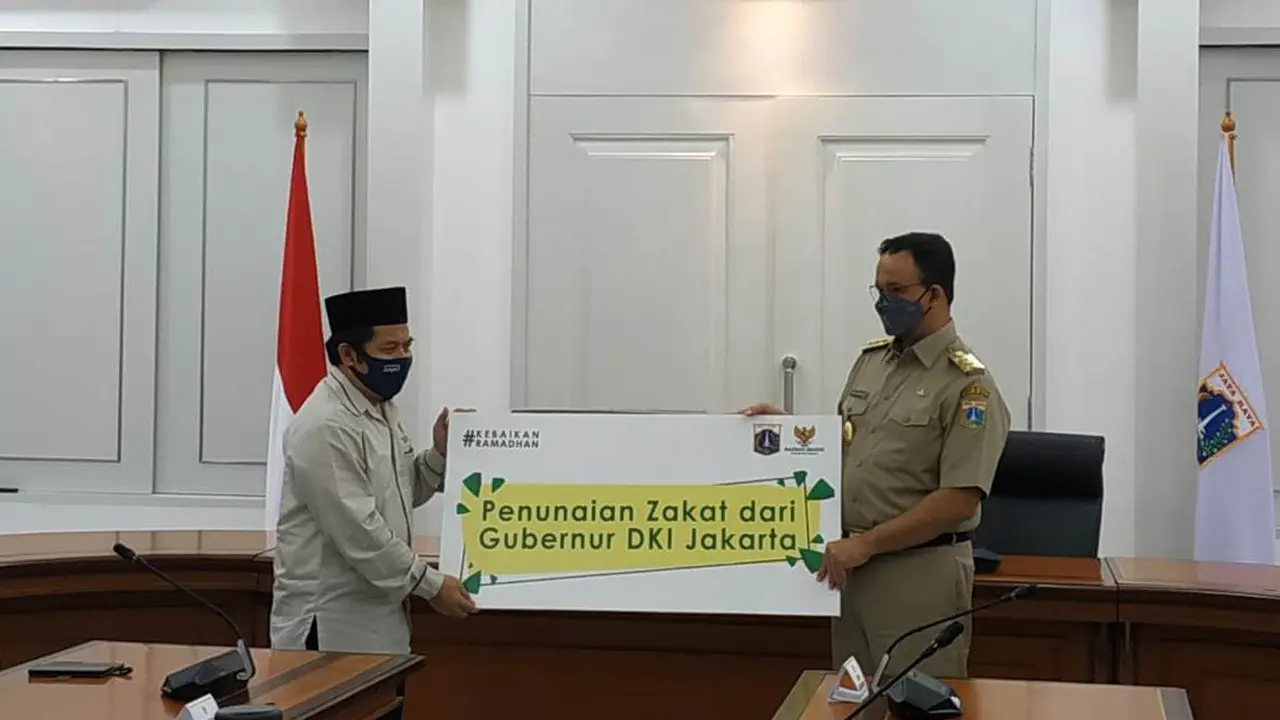 Gubernur DKI Jakarta Anies Baswedan saat menyerahkan zakat