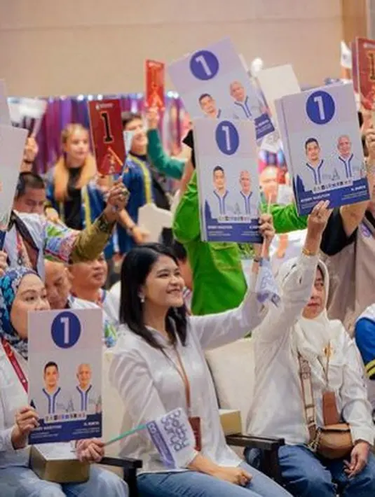 Bersama pendukung lainnya, Kahiyang Ayu duduk dengan memegang banner nomor satu sesuai urutan suaminya. Gayanya pun cukup kasual. [@bobbynst]