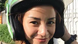 Aktris cantik Kirana Larasati juga sering naik ojek online motor. Ia tak mempermasalahkan naik ojek online motor dan malah lebih cepat dibanding mobil karena tidak macet. Momen Kirana Larasati naik ojol motor ini tuai atensi. (Liputan6.com/IG/kiranalarasati)