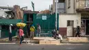Mr. Jean bersama timnya membuat peti mati murah di jalan, padahal kegiatan ini dilarang di jalan raya umum, di Antananarivo, Madagaskar, Rabu (14/4/2021). Peti mati dari kayu pinus yang diproduksi selama satu jam tersebut dijual antara Rp 350ribu hingga Rp 820ribu. (RIJASOLO/AFP)