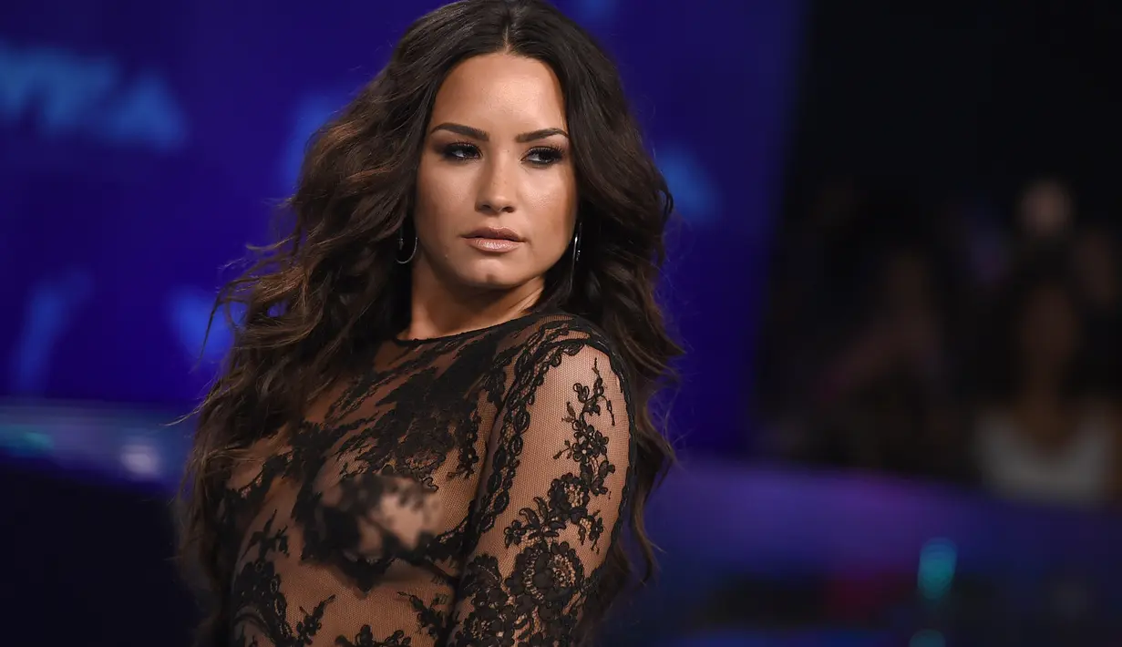 Penyanyi cantik Demi Lovato berpose setibanya menghadiri ajang penghargaan MTV Video Music Awards (VMA)  2017 di California, Minggu (27/8). Penyanyi 25 tahun ini mengenakan atasan lace hitam rancangan desainer Zuhair Murad. (Chris Pizzello/Invision/AP)