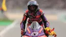 Selebrasi pembalap Ducati asal Spanyol, Jorge Martin setelah finis pertama sekaligus menjuarai balapan utama MotoGP Portugal 2024 di Sirkuit Internasional Algarve, Portimao, Portugal, Minggu (24/3/2024) malam WIB. (AFP/Patricia De Melo Moreira)