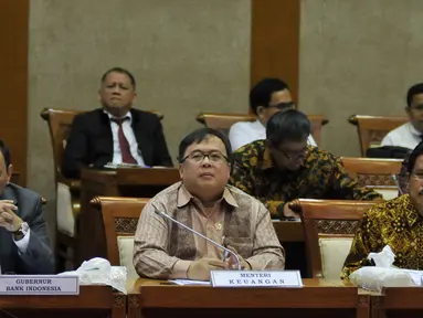 Menkeu Bambang Brodjonegoro (tengah), Gubernur BI Agus Martowardoyo (kiri) dan Menteri PPN Kepala Bappenas Sofyan Djalil saat mengikuti Rapat Kerja dengan  Komisi XI DPR RI, di Komples Parlemen, Jakarta, Senin (6/6).(Liputan6.com/Johan Tallo)