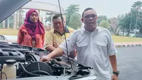 Rudi Sumardi, dosen sekaligus Ketua Bidang Rekayasa Teknologi STTD bersama Ahmad Yani, Direktur STTD, memperlihatkan mobil operasional yang menggunakan perangkat FWH. Foto: Liputan6.com/Bam Sinulingga)