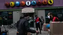 Ahmad Soliman (kiri) dan sukarelawan Muslim Giving Back lainnya membagikan kotak makanan kepada keluarga yang membutuhkan di lingkungan Bay Ridge, Brooklyn, New York, pada 29 April 2020. Kegiatan komunitas Muslim tersebut berlangsung selama Ramadan. (AP Photo/Wong Maye-E)