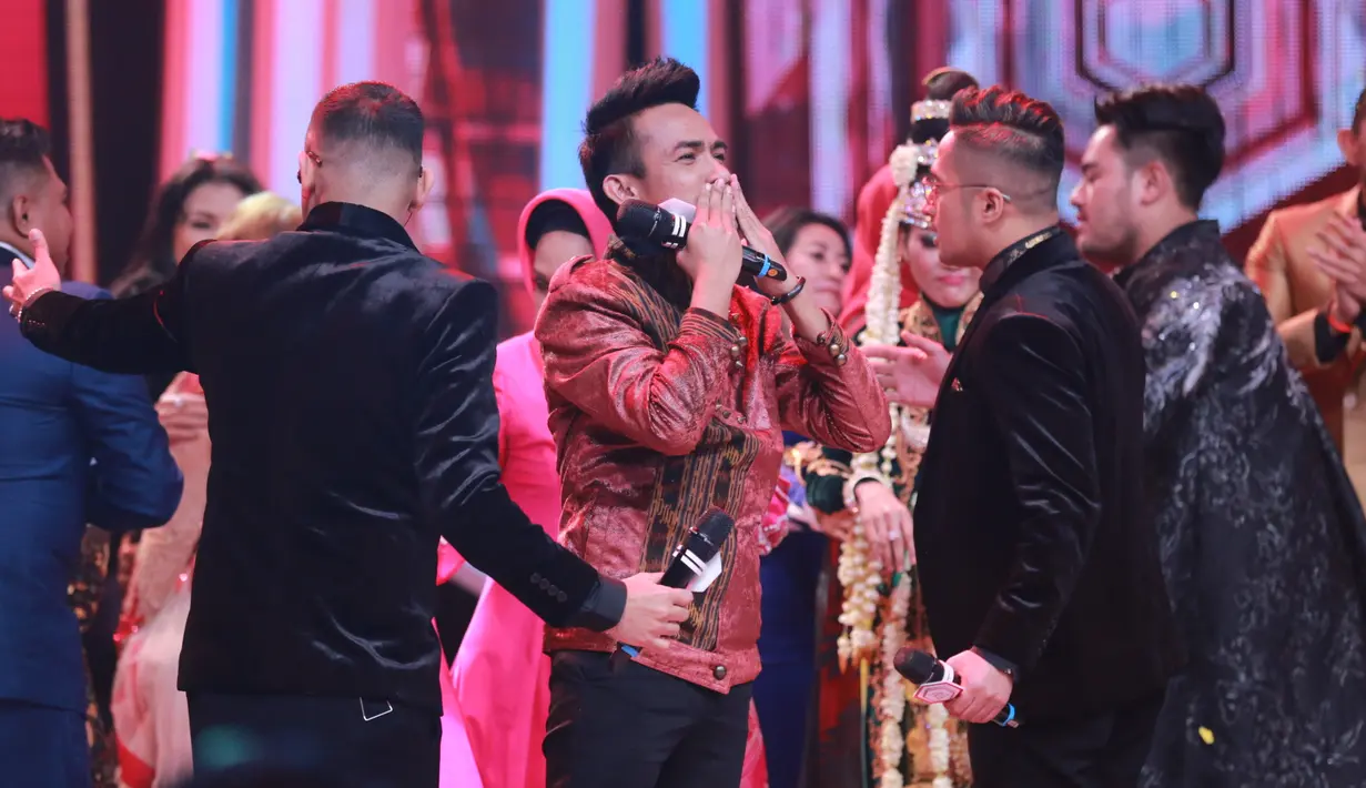 Rona bahagia tengah dirasakan Fildan lantaran perjuangannya selama ini berbuah manis. Setelah melalui serangkaian proses, akhirnya Fildan berhasil menyabet juara sebagai pemenang D’Academy Asia 3. (Adrian Putra/Bintang.com)