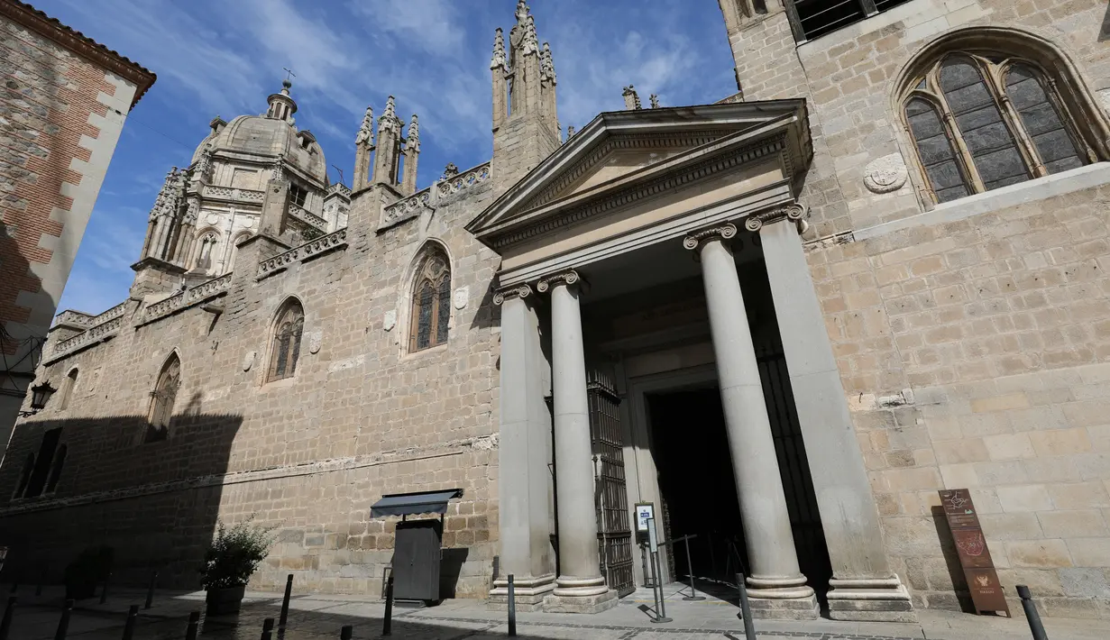 Foto yang diabadikan pada 22 September 2020 ini memperlihatkan ruang kosong di luar sebuah gereja di kota tua Toledo, Spanyol. Pariwisata di Toledo terdampak keras oleh pandemi COVID-19. (Xinhua/Meng Dingbo)
